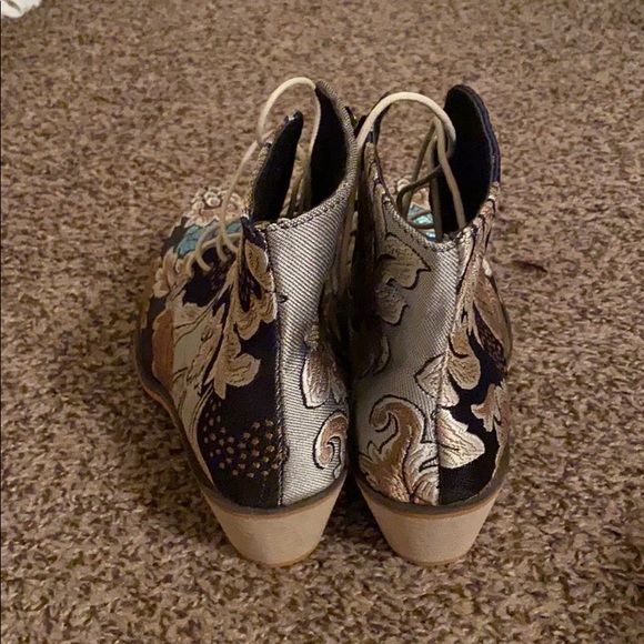 Patterned Boots. - Picture 3 of 4